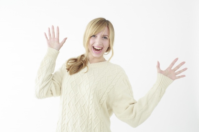 手を広げて喜ぶ外人