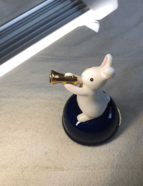 ラッパうさぎの置物１