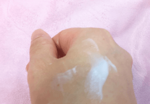 手にのばした超潤クリーム