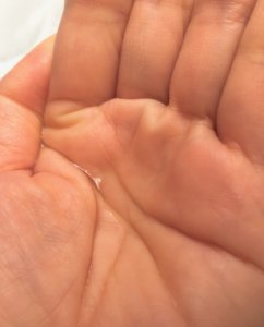 手に取ったシーブリーズローションの液体