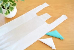 レジ袋の収納はたたまないでも可能！時間節約＆すっきり整頓グッズ