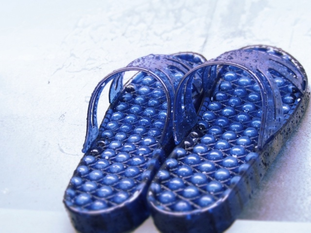 雨に濡れたサンダル