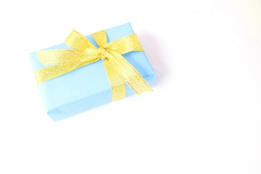 水色BOXと黄色リボンのギフト