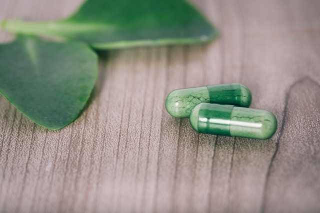 緑のカプセルと葉
