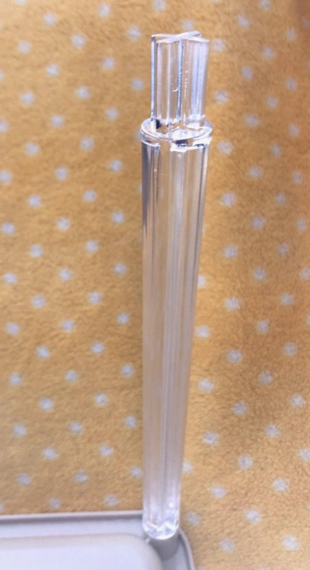 サンコープラスチックまずひとつ棒を差し込む