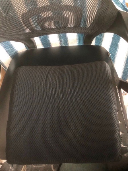 椅子の上にカバー付きで置く