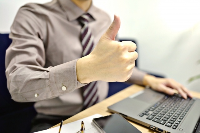 パソコンの前で「ナイス」！