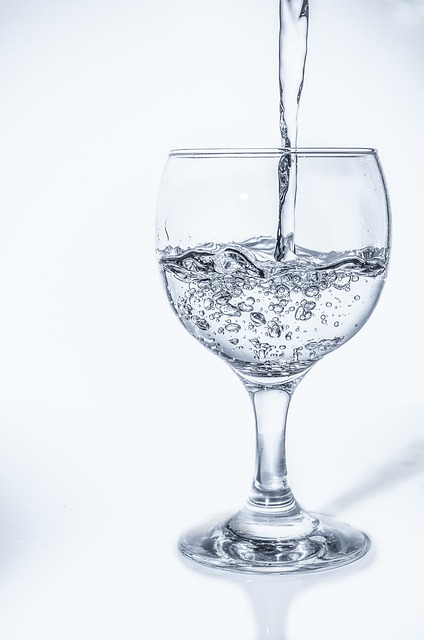 グラスに注がれる水