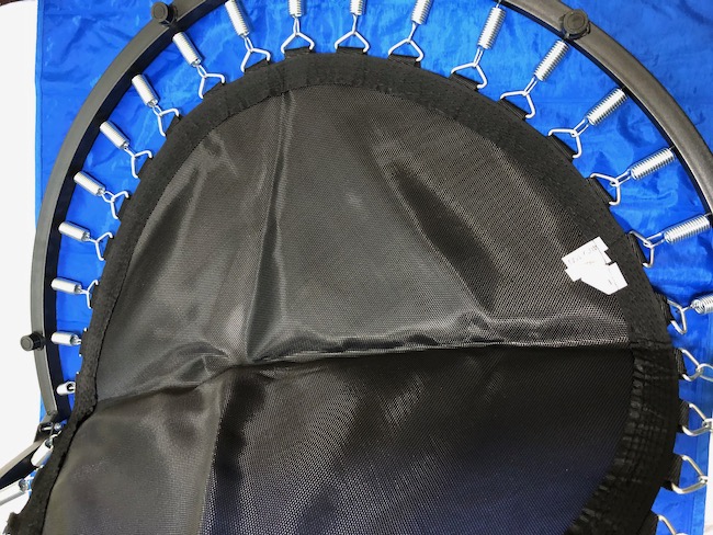 折りたたみトランポリン二つ折り状態