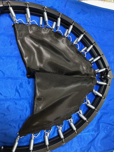 折りたたみトランポリン少しずつ広げる