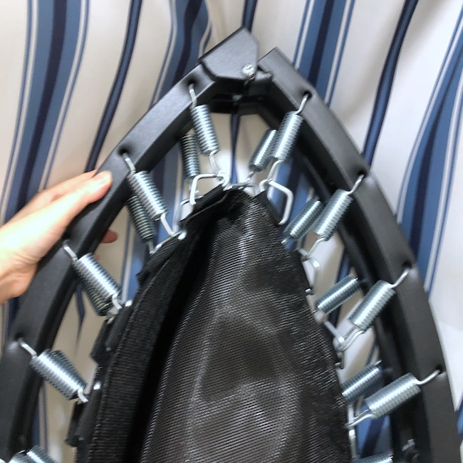 折りたたみトランポリン持ったところ