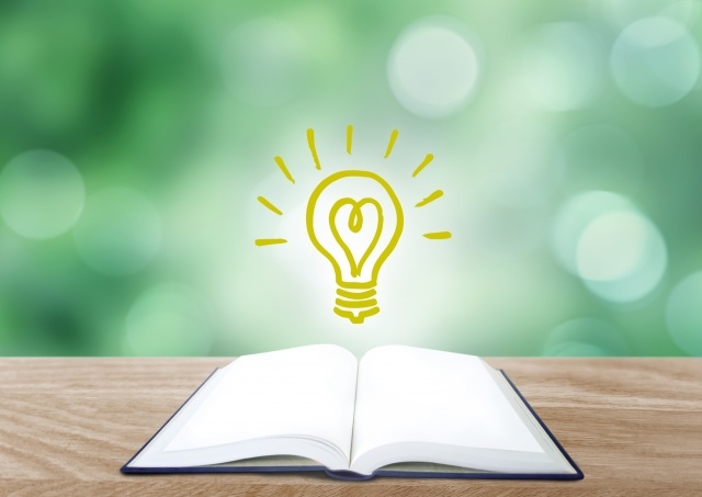 緑の背景と本のひらめき