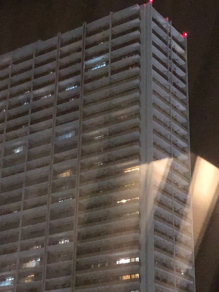 5Fのエレベーターホール前からの夜の眺め上