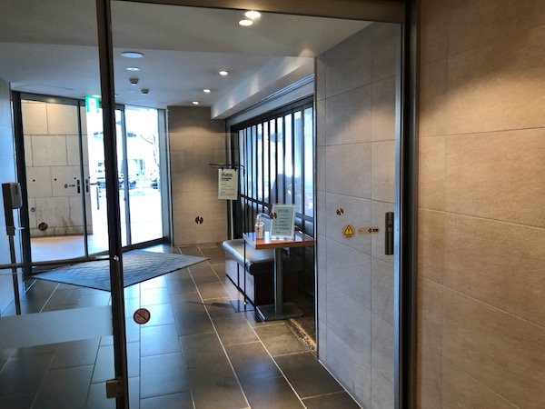 ホテルメッツ立川朝食サインへ向かう