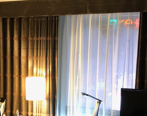 ホテルメッツ立川部屋のライトスタンド