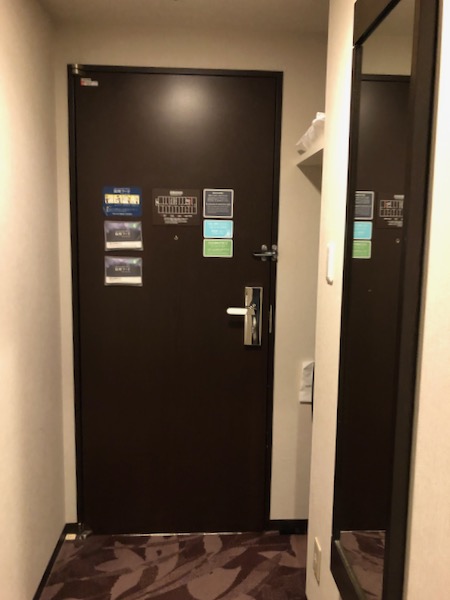 ホテルメッツ部屋のドア