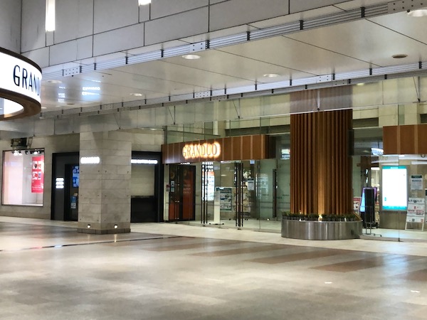 夜のグランデュオ前