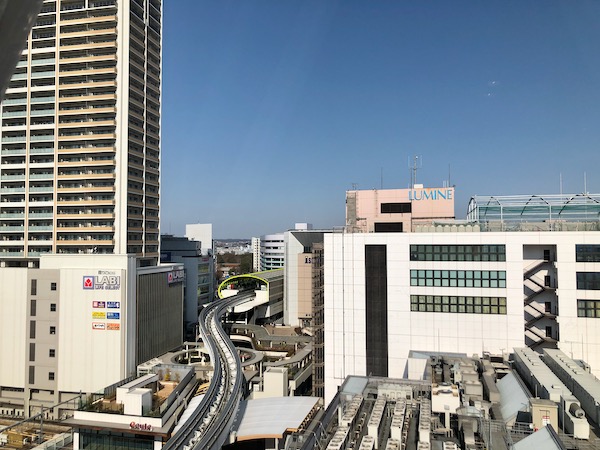 朝のモノレール駅方面