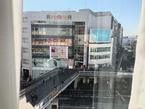 窓から朝のアレアレア方面