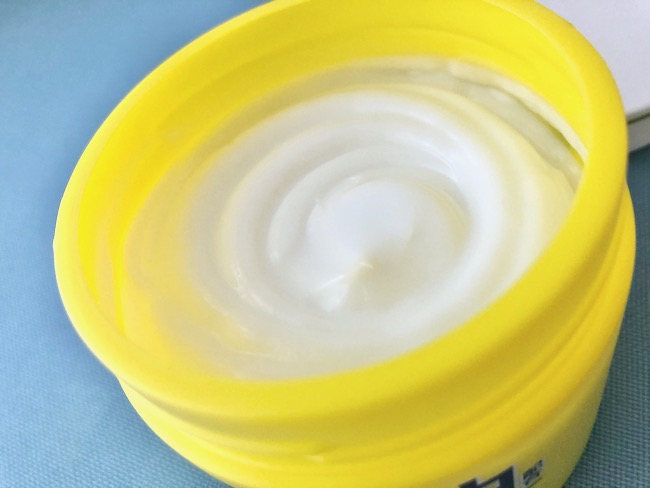 馬油うるおいクリーム斜め上