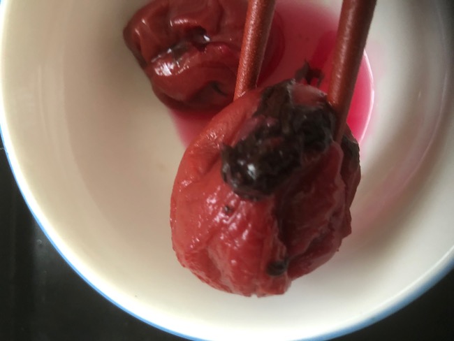 お椀の南高梅干しをつまむ