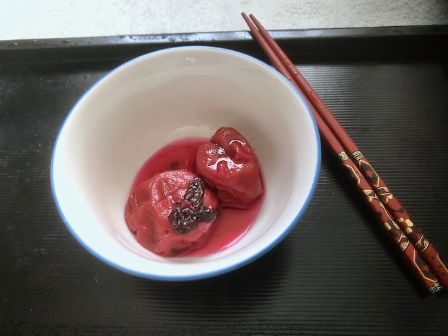 お盆の南高梅干しと箸