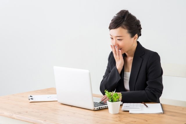 パソコン見て喜ぶ