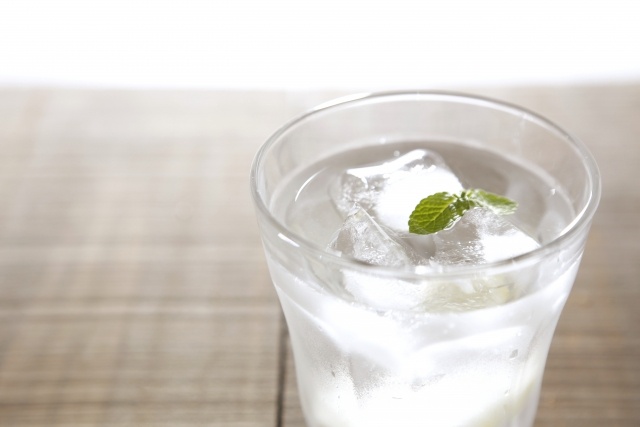冷たい飲み物入れたグラス
