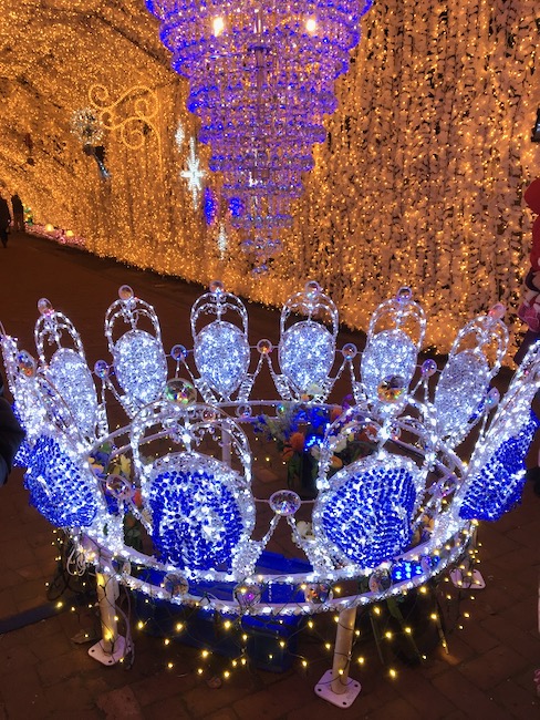 シャンデリアと王冠型イルミ