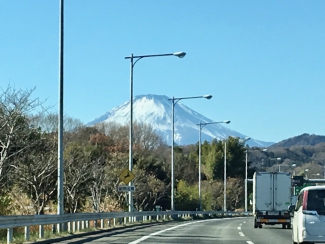 富士山に向かう高速道路