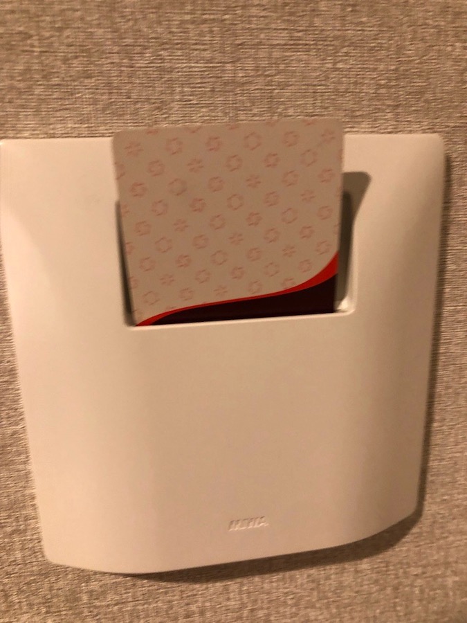 カードセンサーにルームカードキーを入れる