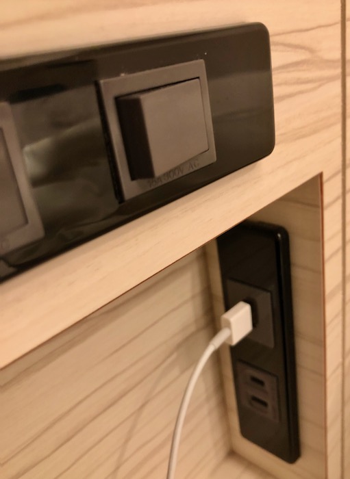 ベッドサイドにUSBを繋ぐ