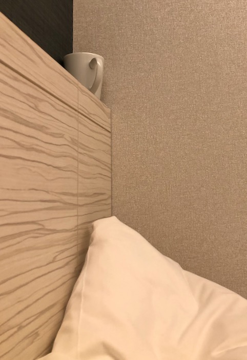 ベッド上にマグカップ