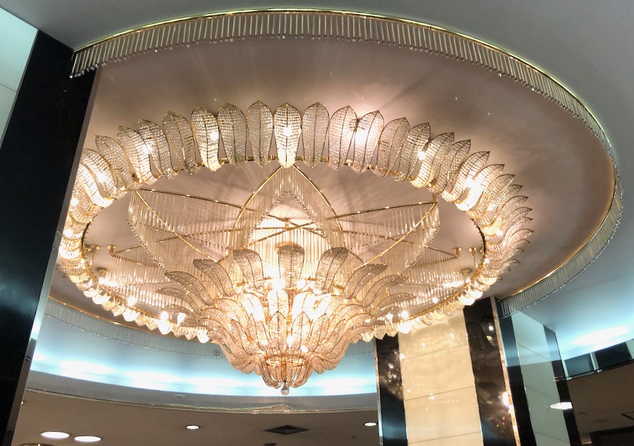 ホテルエミシア東京立川入り口シャンデリア