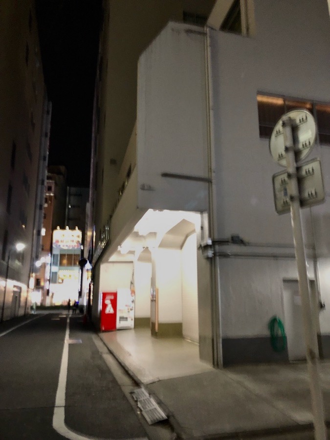 左カーブを曲がった後の路地裏