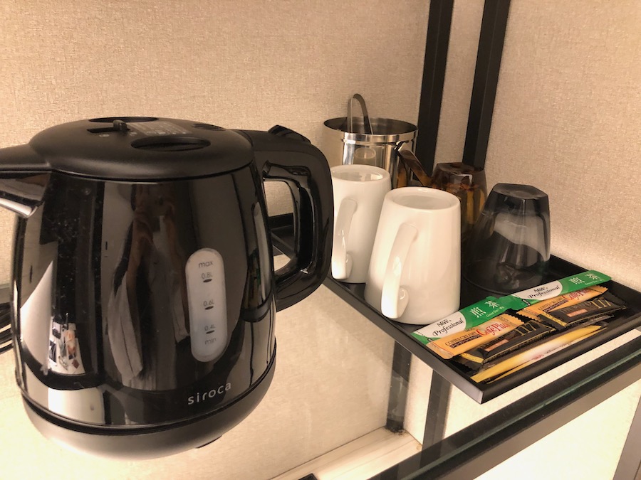 電気ポットとお茶一式