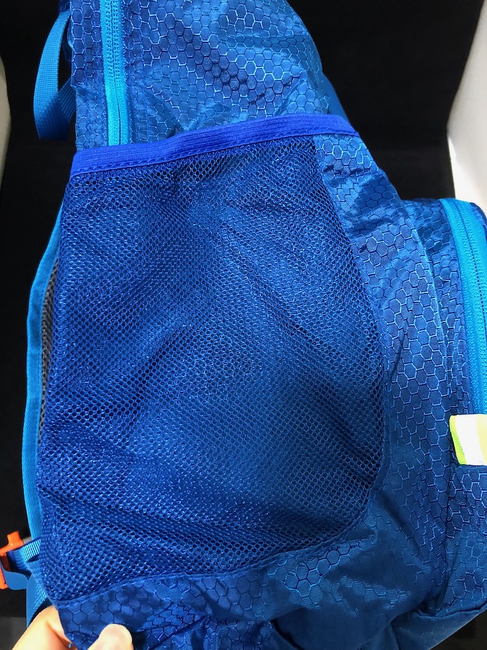 サイドメッシュポケットを伸ばす