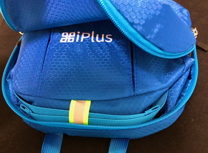 ファスナーを開けたところ