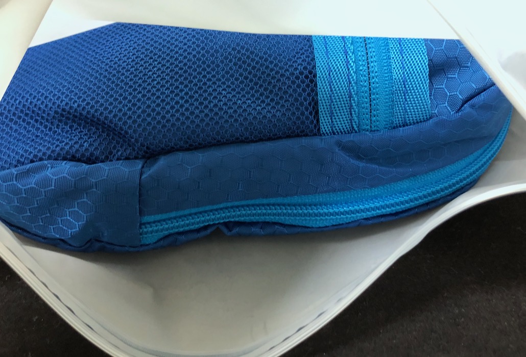 収納時リュック横から