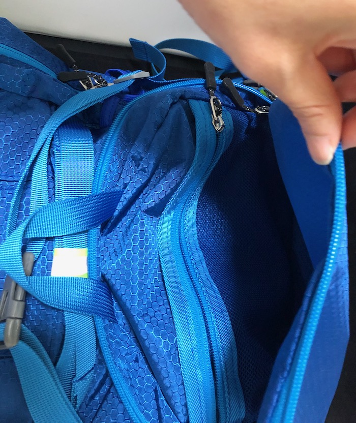 外側ポケットになった部分の様子