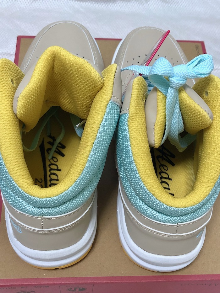 安全靴後ろから