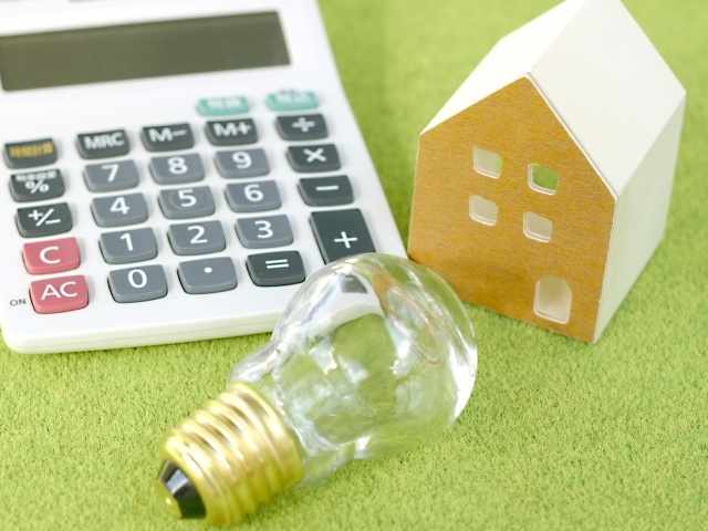 電卓と家と電球